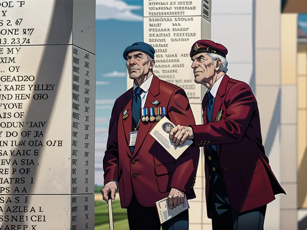 Der britische D-Day-Veteran Tom Schaffer (links) und sein Begleiter John Pinkerton studieren die Namen auf dem britischen Normandie-Denkmal in Ver-sur-Mer in Frankreich im Vorfeld des 79. Jahrestages der D-Day-Landung im Juni 2023. Schaffer starb im März 2024 im Alter von 97 Jahren.