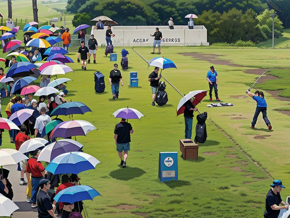 Drizzling rain made for a damp final round.