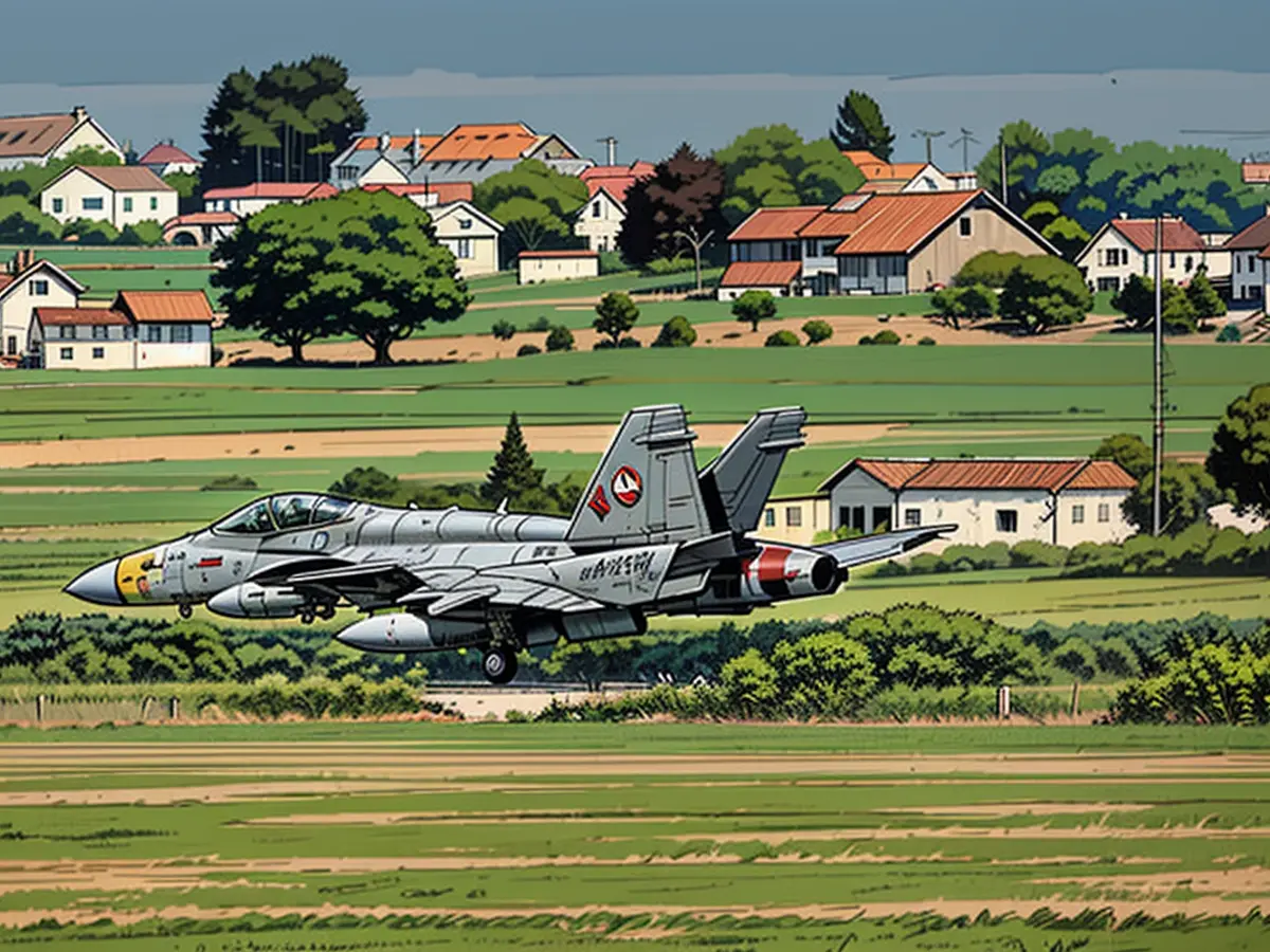 Das F/A-18-Kampfflugzeug setzt auf der Landebahn auf, die für die Übung mehrfach gereinigt worden ist.