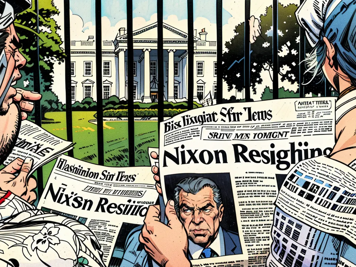 Touristen lesen vor dem Weißen Haus die Schlagzeilen über den bevorstehenden Rücktritt von Präsident Nixon am 8. August 1974.