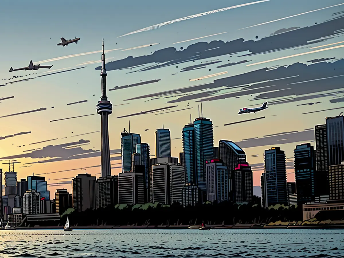 Un aereo sorvola la Canadian National Tower e lo skyline di Toronto il 14 settembre 2023.