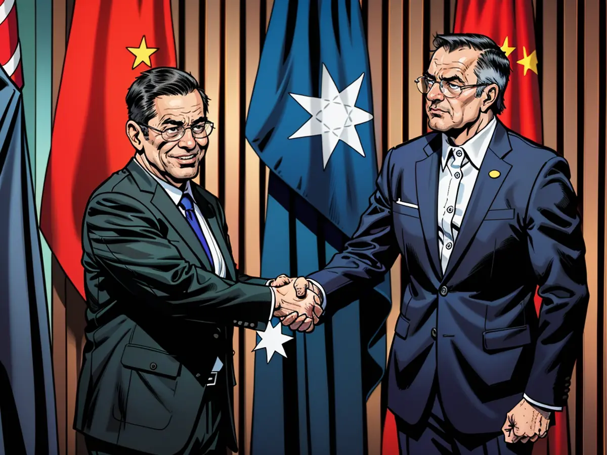 Il premier cinese Li Qiang e il primo ministro australiano Anthony Albanese si stringono la mano durante una cerimonia di firma a Canberra il 17 giugno.