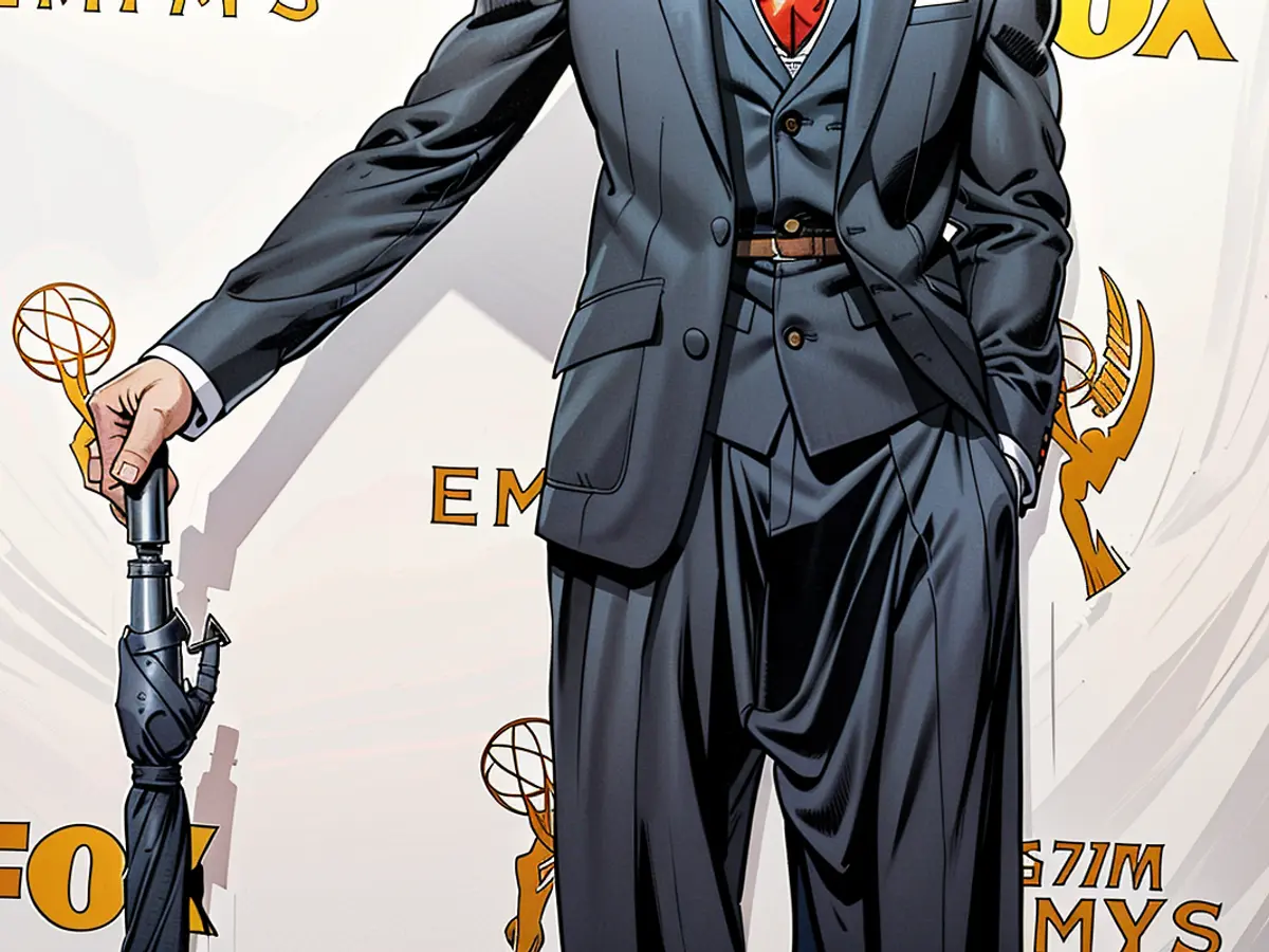 Alan Cumming asiste a la 67 edición de los Primetime Emmy Awards con un traje de Vivienne Westwood y Crocs negros.