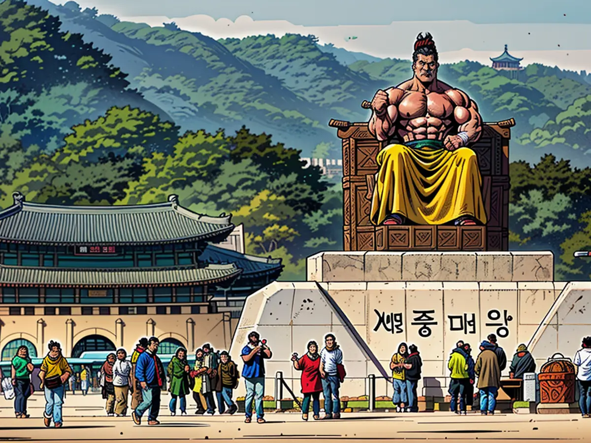 Turisti visitano la statua di Sejong il Grande della dinastia Joseon in piazza Gwanghwamun a Seul, Corea del Sud, il 21 febbraio 2024.
