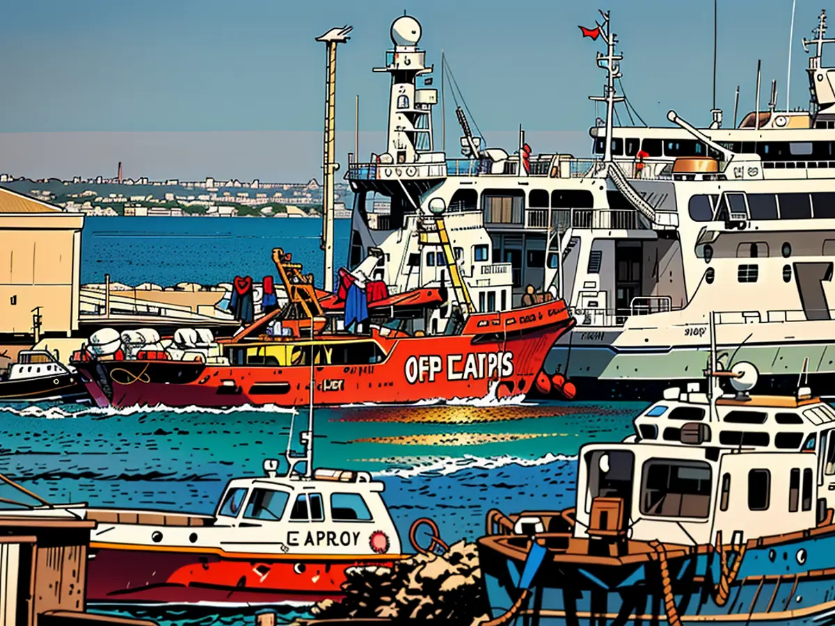 Aiuti umanitari per Gaza vengono caricati su una piattaforma accanto a una nave di soccorso della ONG spagnola Open Arms nel porto di Larnaca, a Cipro, l'11 marzo.