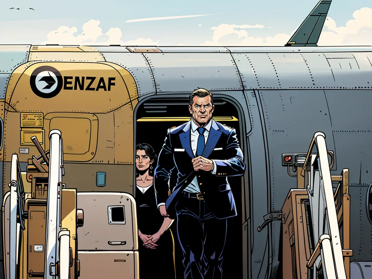 El Primer Ministro neozelandés, Christopher Luxon, desciende de un avión de la Real Fuerza Aérea de Nueva Zelanda.