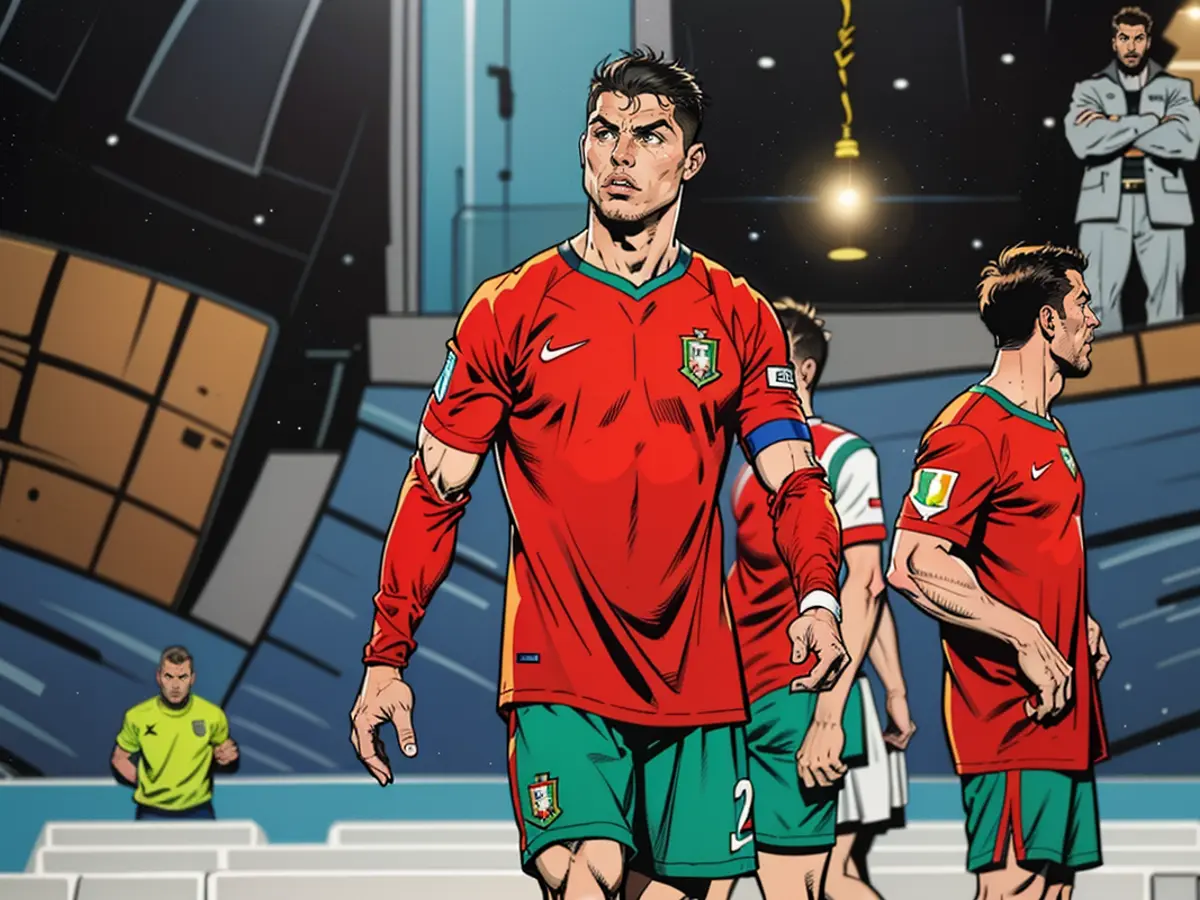 Ronaldo guarda durante la partita inaugurale di Euro 2024 del Portogallo contro la Repubblica Ceca.