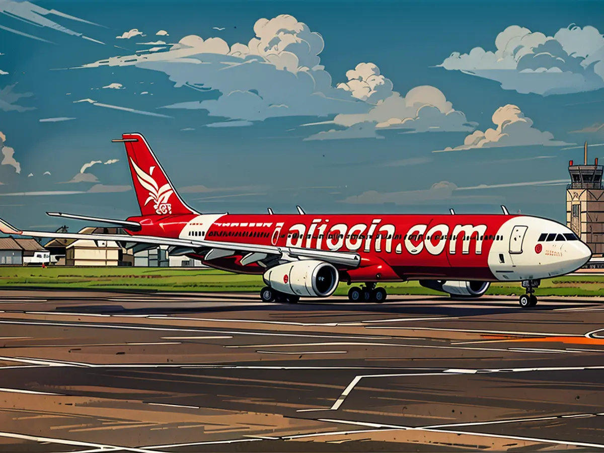 Un avion d'Airasia se prépare au décollage à l'aéroport international I Gusti Ngurah Rai de Denpasar, sur l'île balnéaire de Bali, en Indonésie, le 13 mai 2023. (