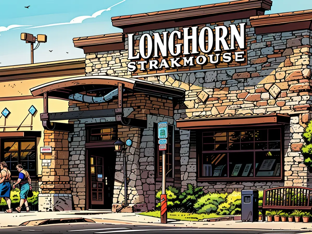 Kunden verlassen ein LongHorn Steakhouse Restaurant am 22. Juni 2023 in Skokie, Illinois.