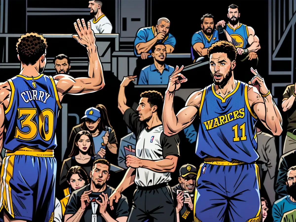 Steph Curry (30), gardien des Golden State Warriors, félicite son coéquipier Klay Thompson (11)...