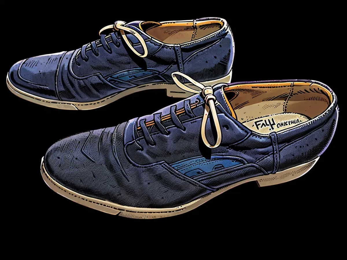 Die Schuhe in Größe 10 und ein halber wurden Presleys Freund Alan Fortas am Abend vor der Abreise des Sängers zur Armee geschenkt.