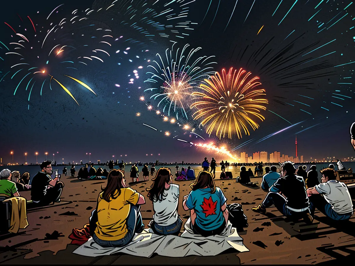 Des personnes regardent des feux d'artifice au-dessus de la baie d'Ashbridges pendant les festivités de la fête du Canada, le 1er juillet 2019 à Toronto.