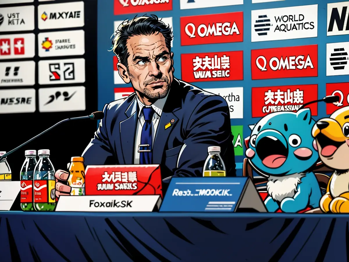 Le directeur exécutif de World Aquatics, Brent Nowicki, participe à une conférence de presse lors des 20e championnats du monde d'aquatique au Marine Messe à Fukuoka, au Japon, le 13 juillet 2023.