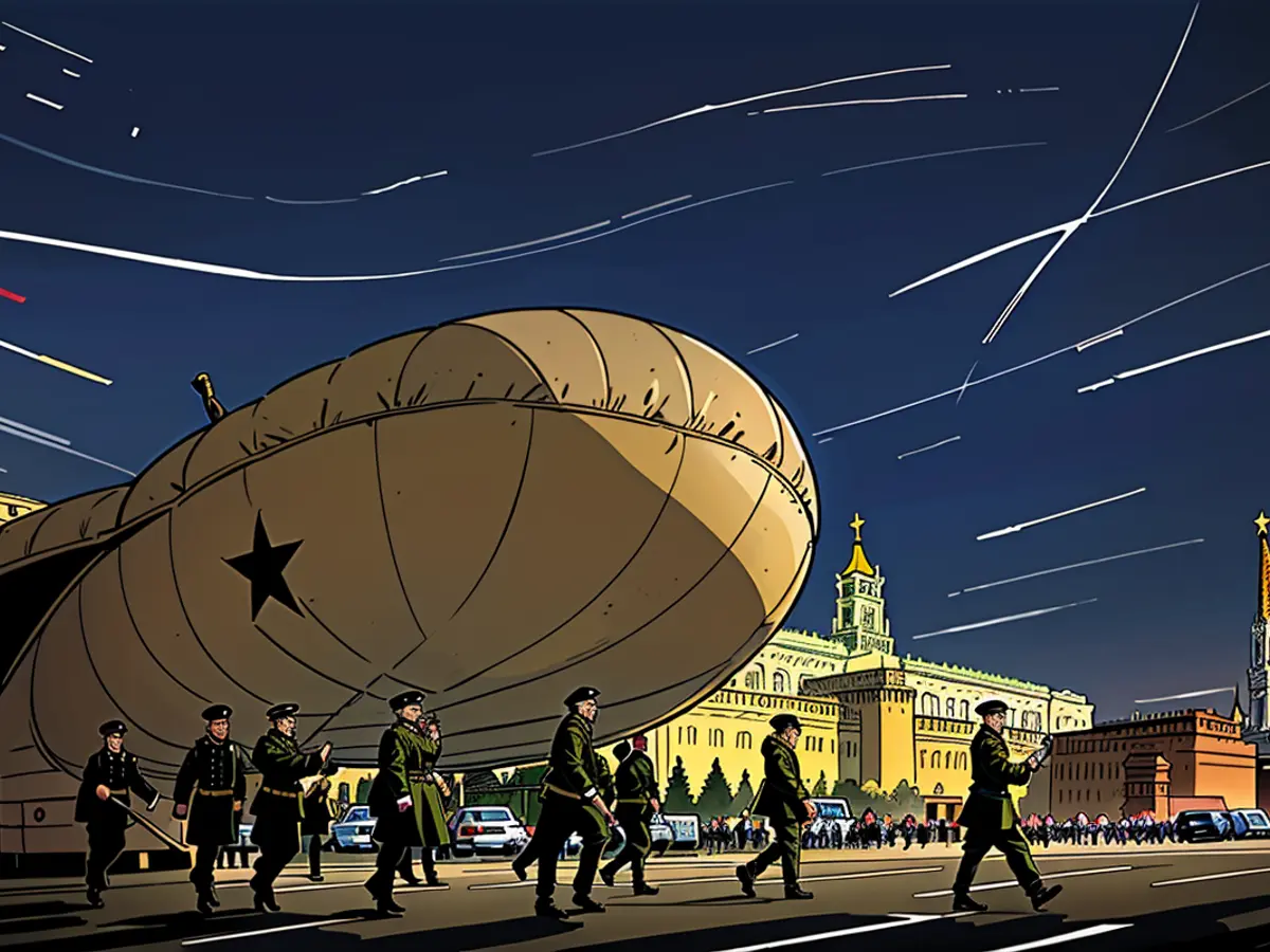 Russische Soldaten präsentieren einen Sperrballon während einer Militärparade auf dem Roten Platz in Moskau im Jahr 2015.