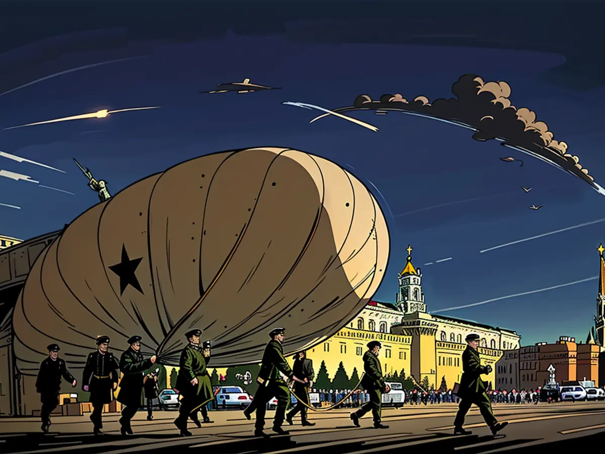 Des soldats russes présentent un ballon de barrage lors d'un défilé militaire sur la Place Rouge à Moscou en 2015.