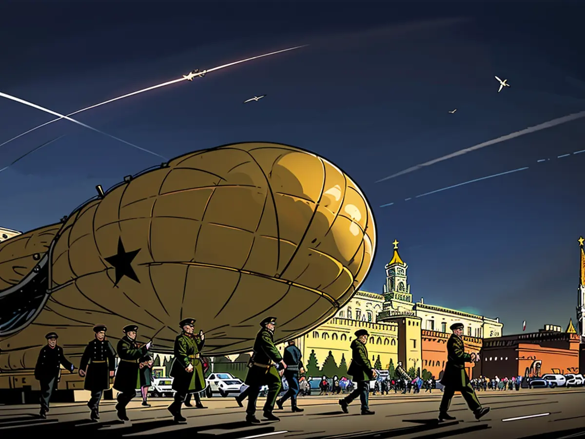 Des soldats russes présentent un ballon de barrage lors d'un défilé militaire sur la Place Rouge à Moscou en 2015.