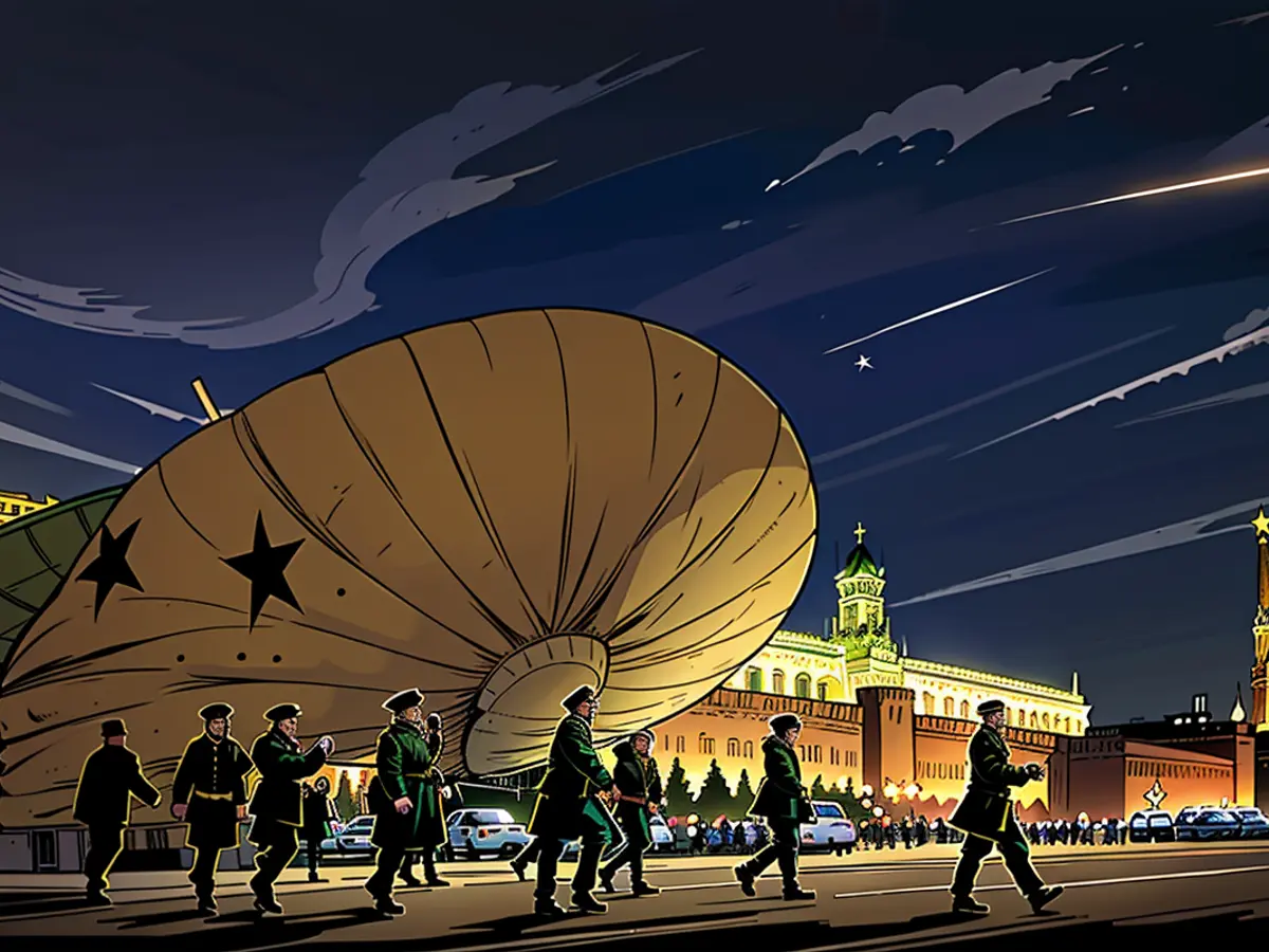 Des soldats russes présentent un ballon de barrage lors d'un défilé militaire sur la Place Rouge à Moscou en 2015.