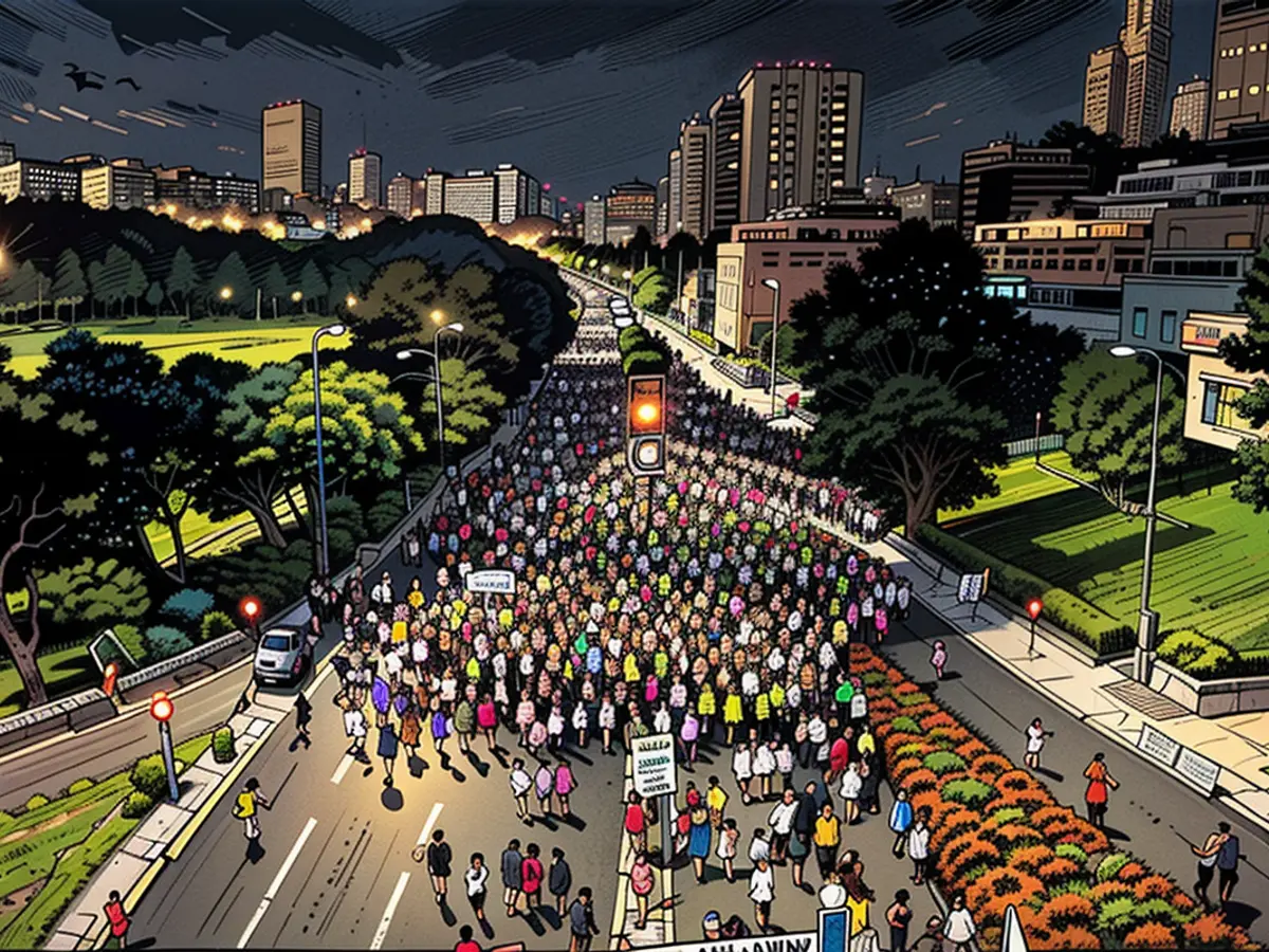 Personas caminando por la calle mientras manifestantes antigubernamentales conmemoran los nueve meses desde el mortal atentado del 7 de octubre, bajo el lema 