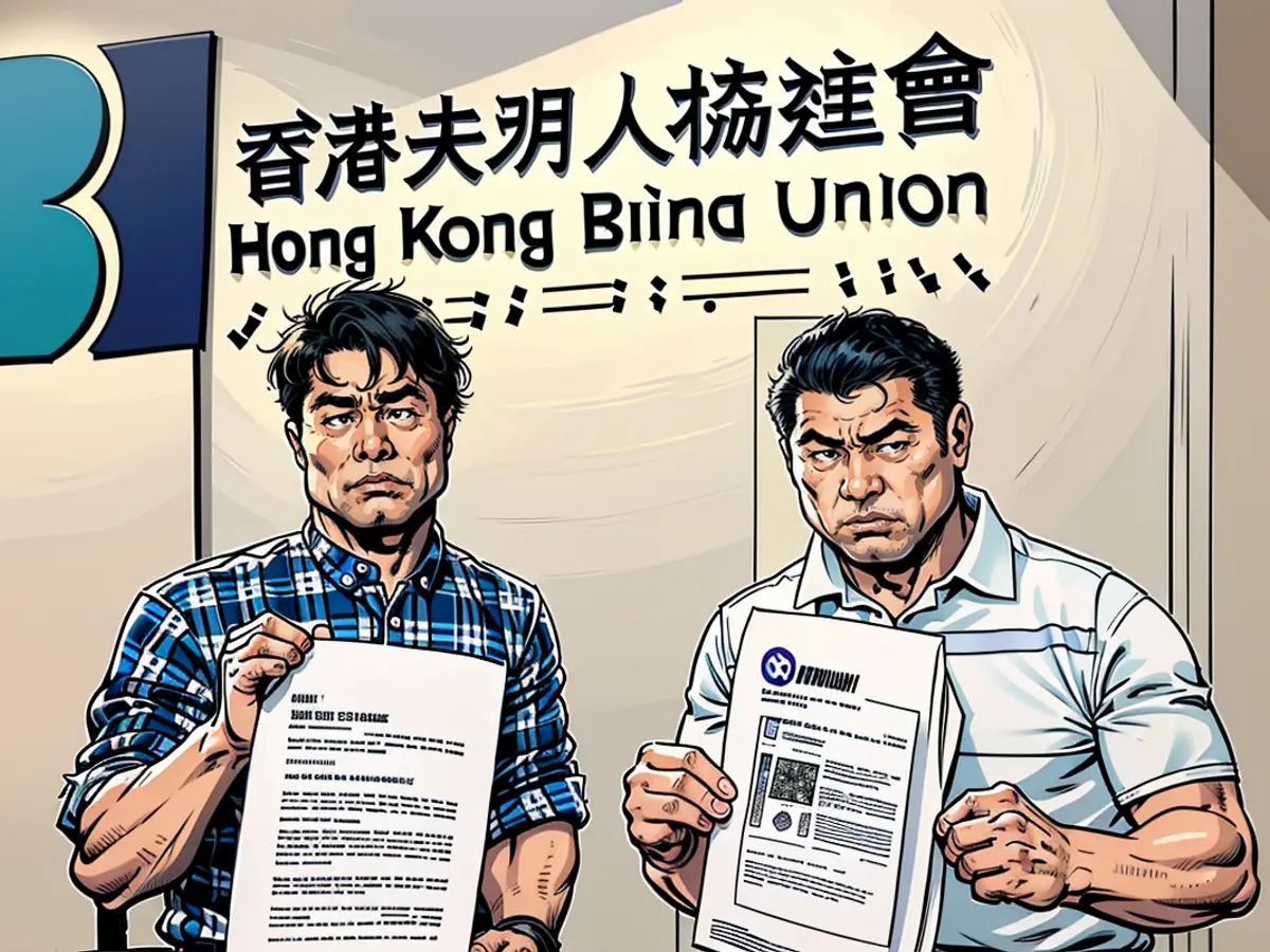 Andy Chui (izquierda) y John Li en una rueda de prensa celebrada por la Unión de Ciegos de Hong Kong el 7 de julio de 2024. Dijeron haber sido expulsados de un vuelo de HK Express el 22 de mayo de 2024.