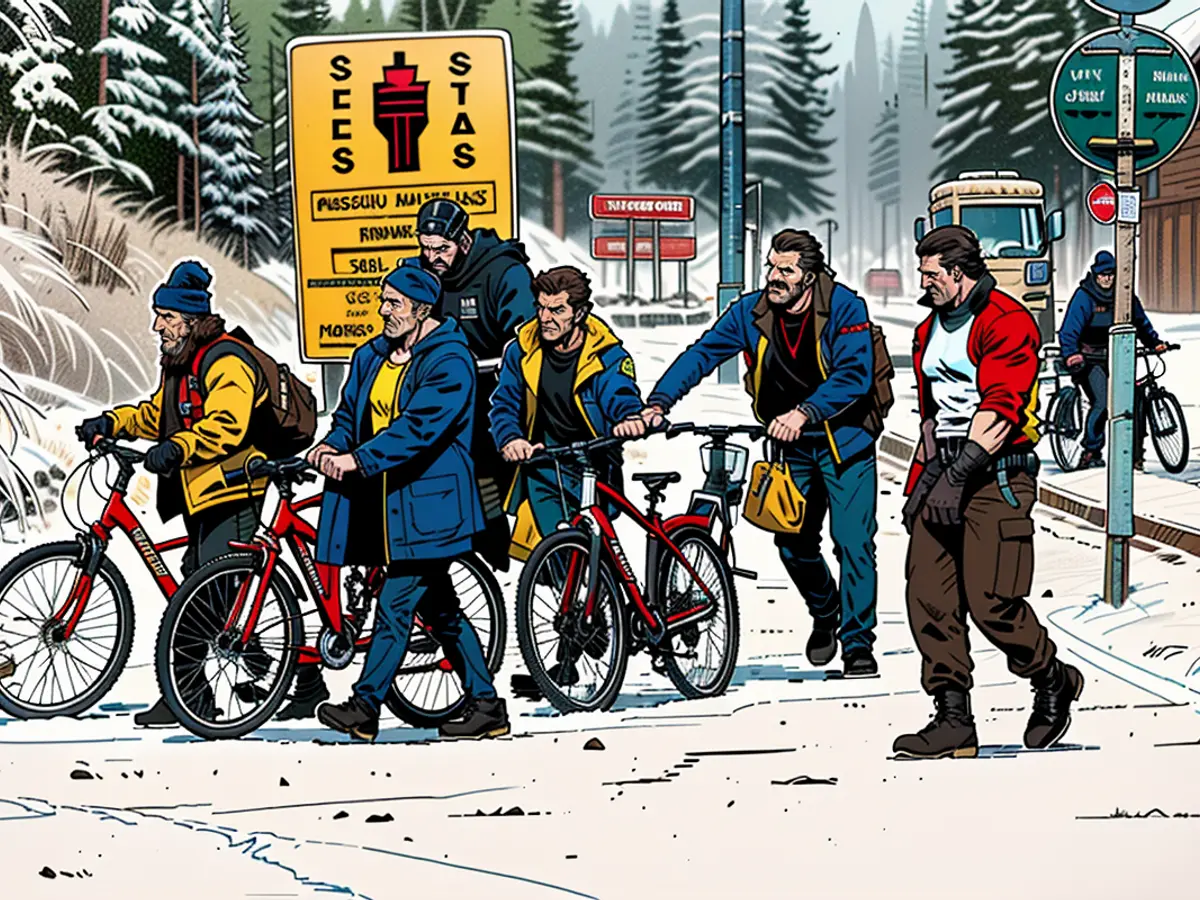 Guardia finlandese e migranti con biciclette sono ritratti al posto di passaggio internazionale di Salla, Lapland finlandese, il 21 novembre 2023.