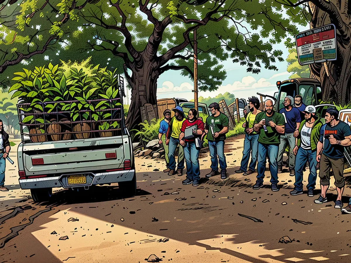 Un grupo de hombres armados proveen seguridad mientras pasa por Ario de Rosales, México, un camión con árboles de avocados el 1 de julio de 2021.