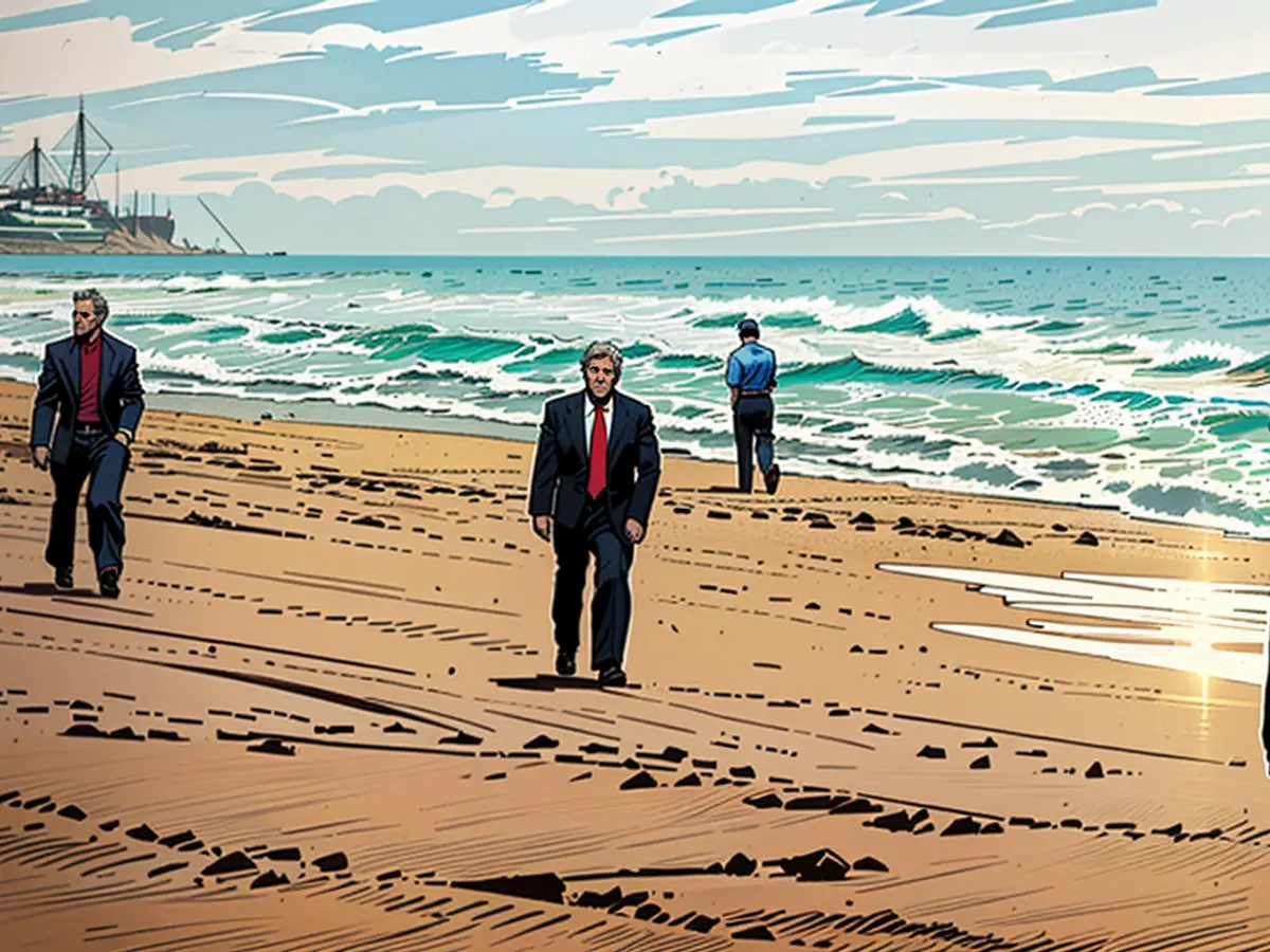 Secret-Service-Agents protected Democratic politician John Kerry in 2004 while he was walking on a beach.
