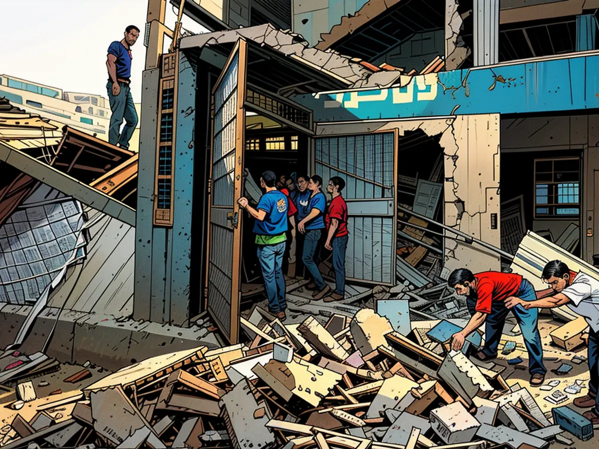 DEIR AL BALAH, GAZA - JULIAS 15: Palästinenser und UN-Mitarbeiter prüfen die zerstörten Notlagertäre und -schutzhütten nach israelischer Angriffs auf eine UN- Hilfs- und Bauagentur für Palästinenser in den Nahen Ost (UNRWA) -Schule, die in Nuseirat Flüchtlingslager von Deir al-Balah, Gazastreifen am 15. Juli 2024. Tote und Verletzte zeugen vom Vorfall.
