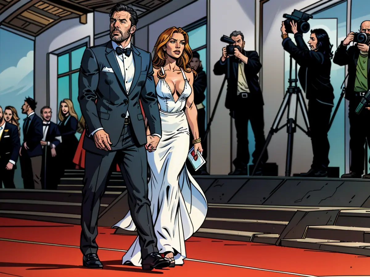 TOPSHOT - Actores estadounidenses Ben Affleck y Jennifer Lopez, actriz y cantante estadounidense, llegan a la proyección fuera de concurso de la película 