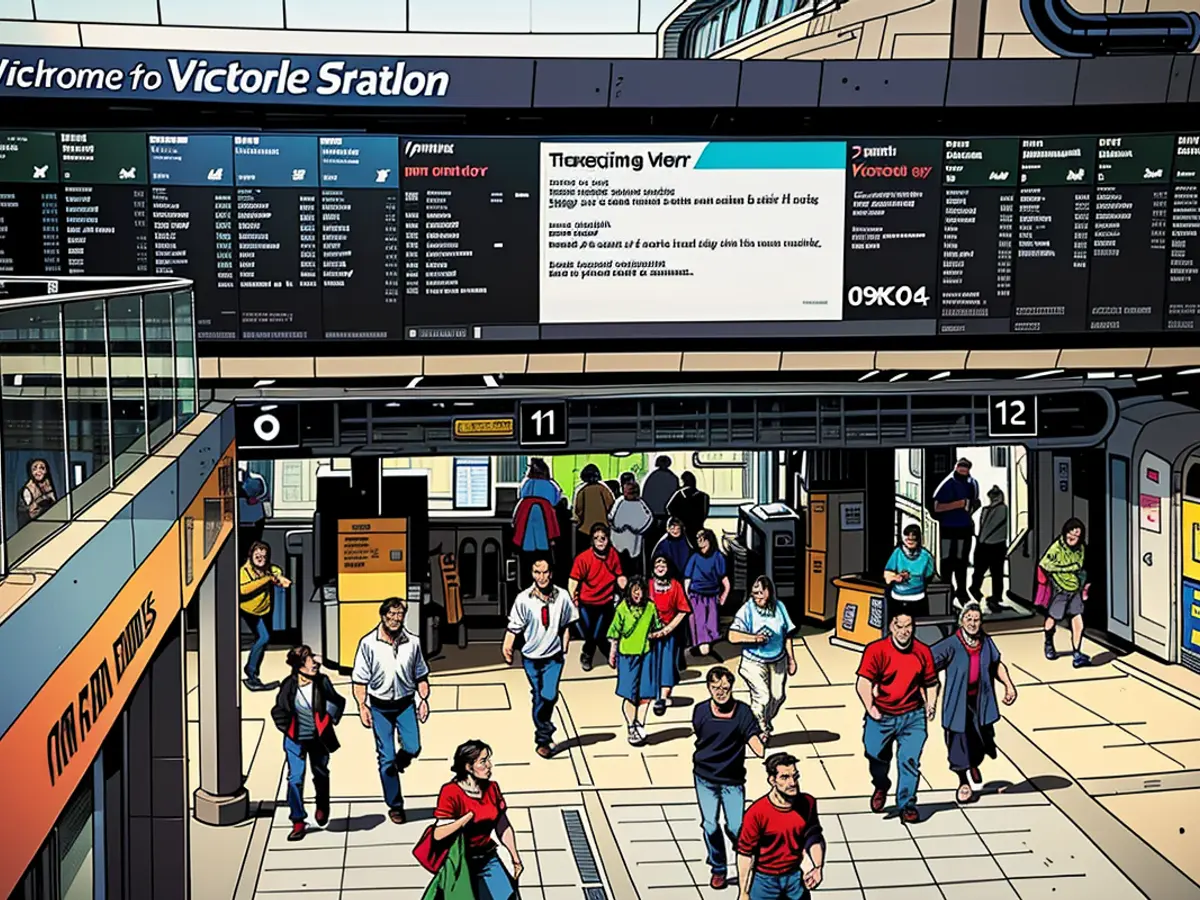 Au Royaume-Uni, National Rail a signalé des problèmes IT largement répandus sur tout le réseau le vendredi. Ci-dessus : voyageurs à la gare Victoria de Londres, Londres le vendredi.