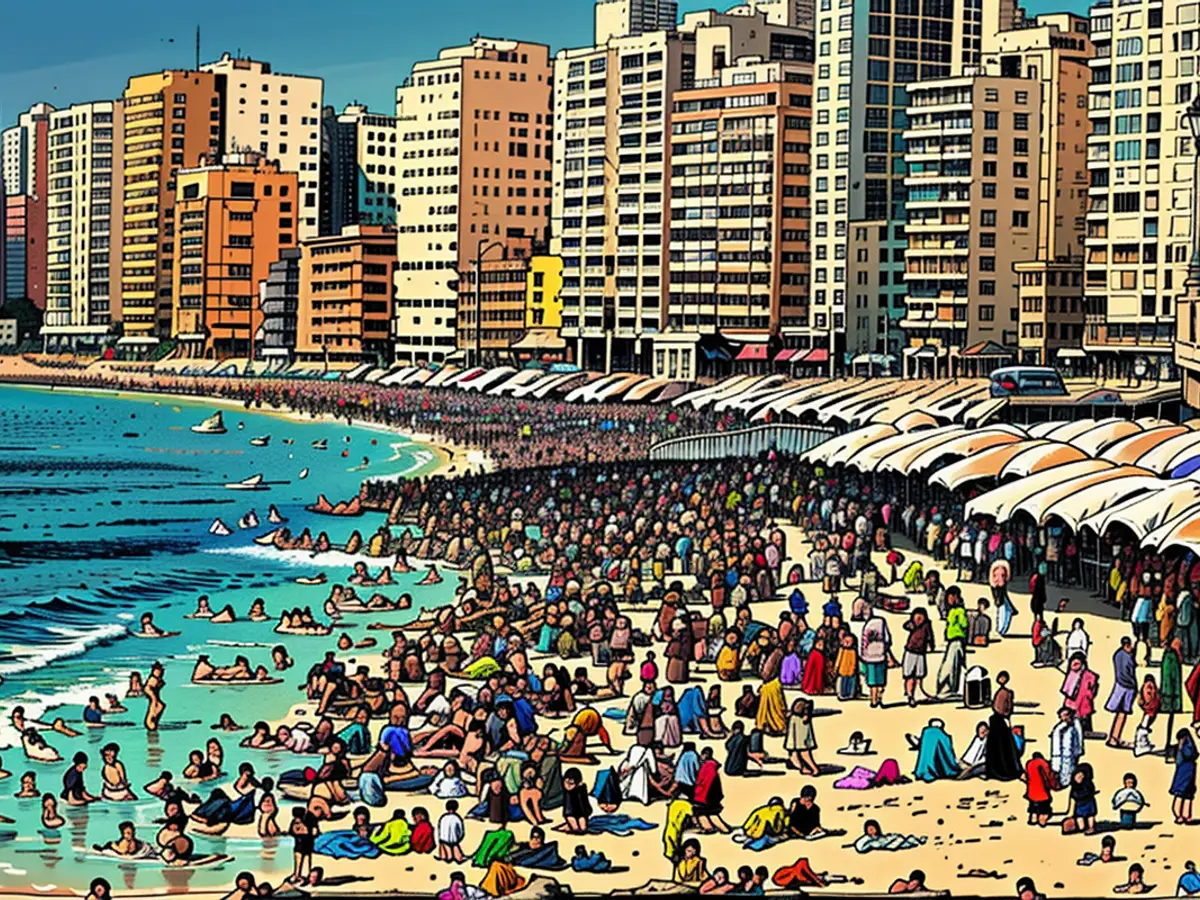 Una spiaggia affollata nella città mediterranea egiziana di Alessandria in luglio 2024.