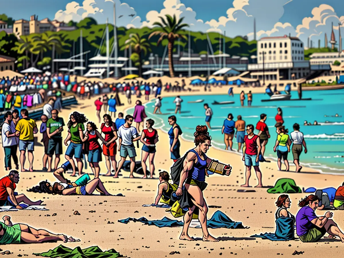 Turisti riposano al sole nella spiaggia El Arenal a Palma de Mallorca, Spagna.