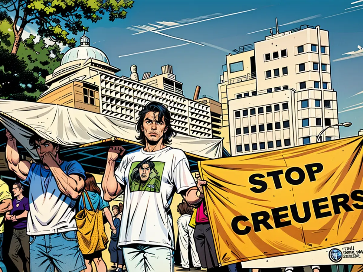 Un giovane tiene una pancarteria sulla quale recita 'Arresta i crociere' durante la manifestazione domenica, 21 luglio.