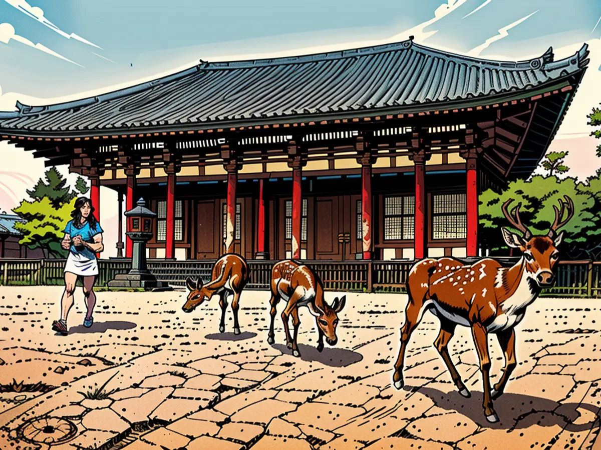 Elche gehen an einem historischen Tempel in Nara vorbei.