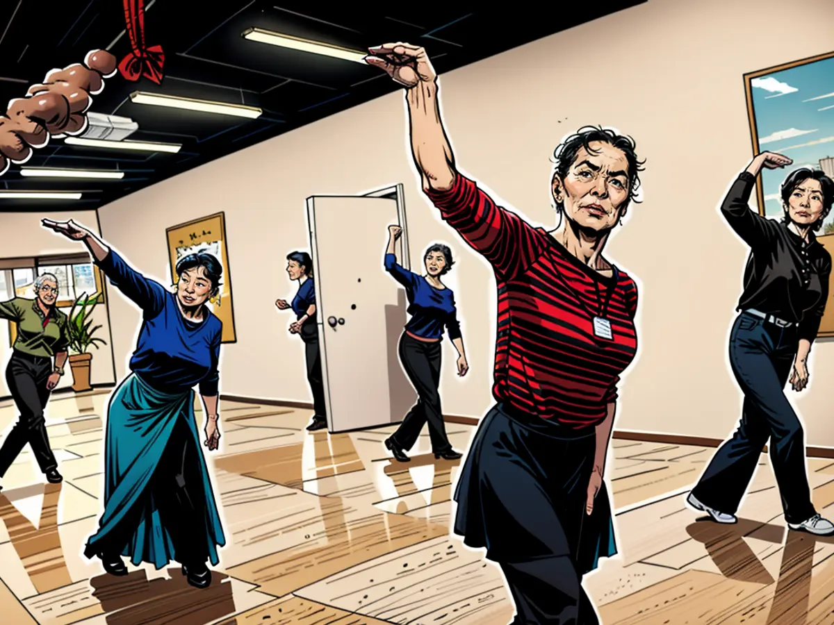 Ma Qiuhua, instituteuse à la retraite à 67 ans, danse avec d'autres femme âgées à Mama Sunset, un centre d'apprentissage pour les personnes âgées et de milieu-âge à Beijing, Chine, janvier 15, 2024.