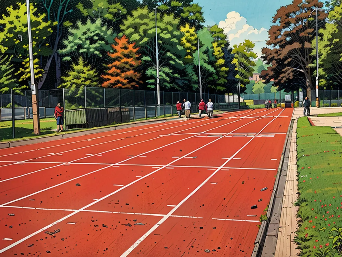 The track before renovations at the Parc Municipal des Sports in Épinay-sur-Seine in April 2021 with FFA members (the French track and field association) of CSME Athlétisme.