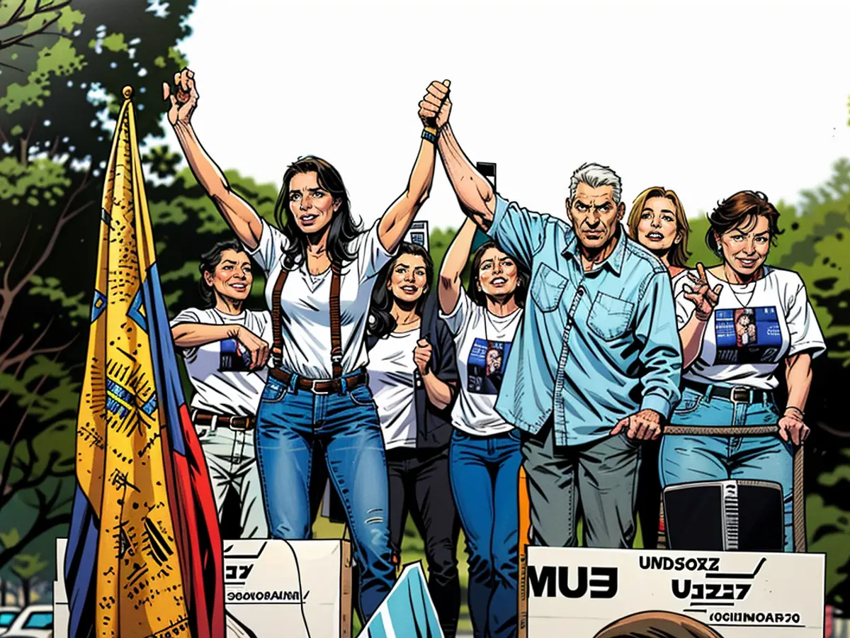 De gauche : Maria Corina Machado, candidat présidentiel de l'opposition vénézuelienne, Edmundo Gonzalez Urrutia et sa femme Mercedes Lopez braisent durant une ralloclusion de campagne à Caracas le 25 juillet 2024, avant l'élection présidentielle du dimanche suivant.