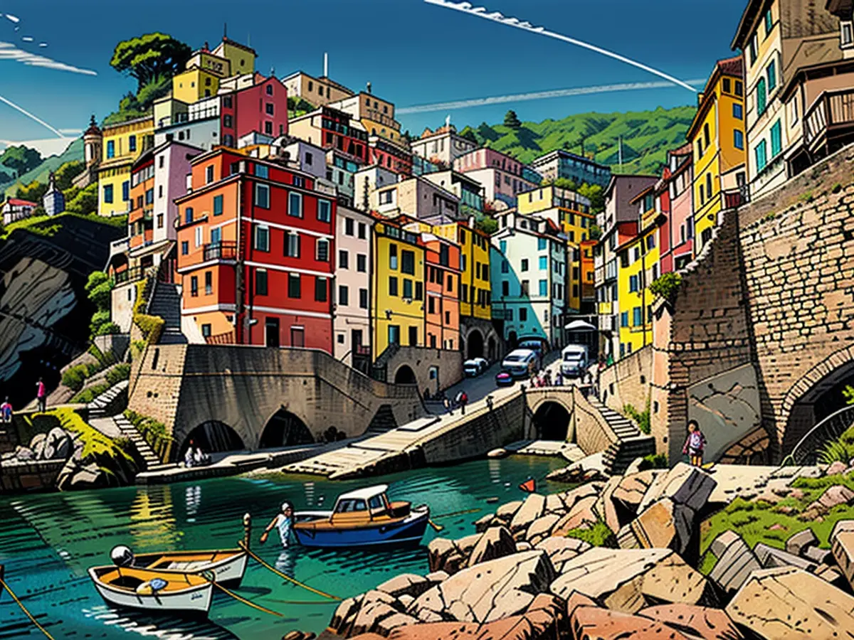 In dem Dorf Riomaggiore, einer der fünf Dörfer von Cinque Terre, werden farbenprächtige Gebäude gesehen. Der 'Weg der Liebe' führt hier von hier nach Manarola.