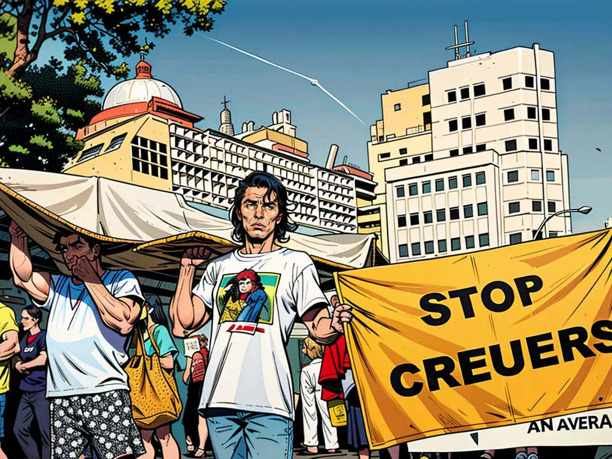 Ein junges Menschen hält eine Wimpel, die das Schildern trägt 'Stoppt Kreuzfahrten', während er(sie) an einer Demonstration in Palma de Mallorca teilnimmt, um gegen den Übertourismus und Wohnungspreise zu protestieren.