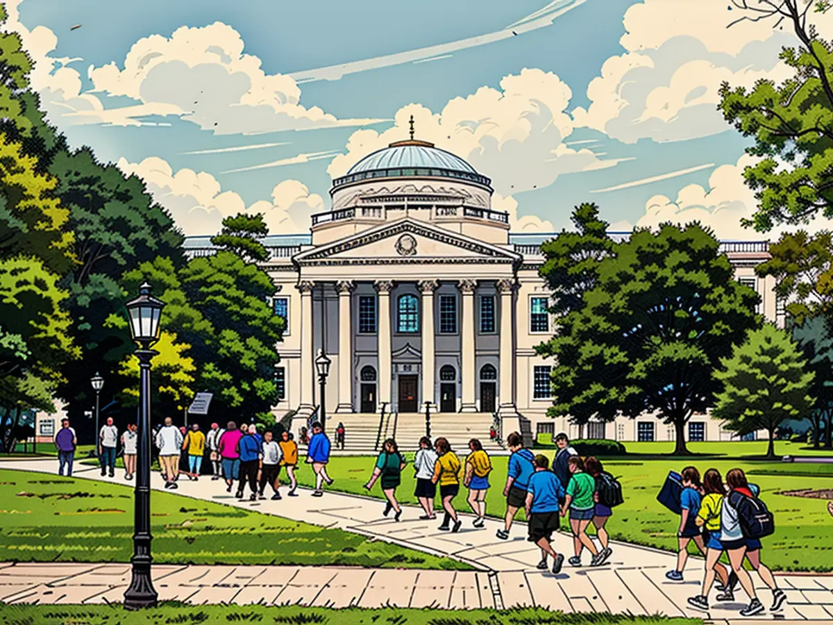 Personas caminan por el campus de la Universidad de North Carolina en Chapel Hill el 29 de junio de 2023. La administración de Biden canceló 168 billones de dólares de deuda escolar para 4,8 millones de estadounidenses.