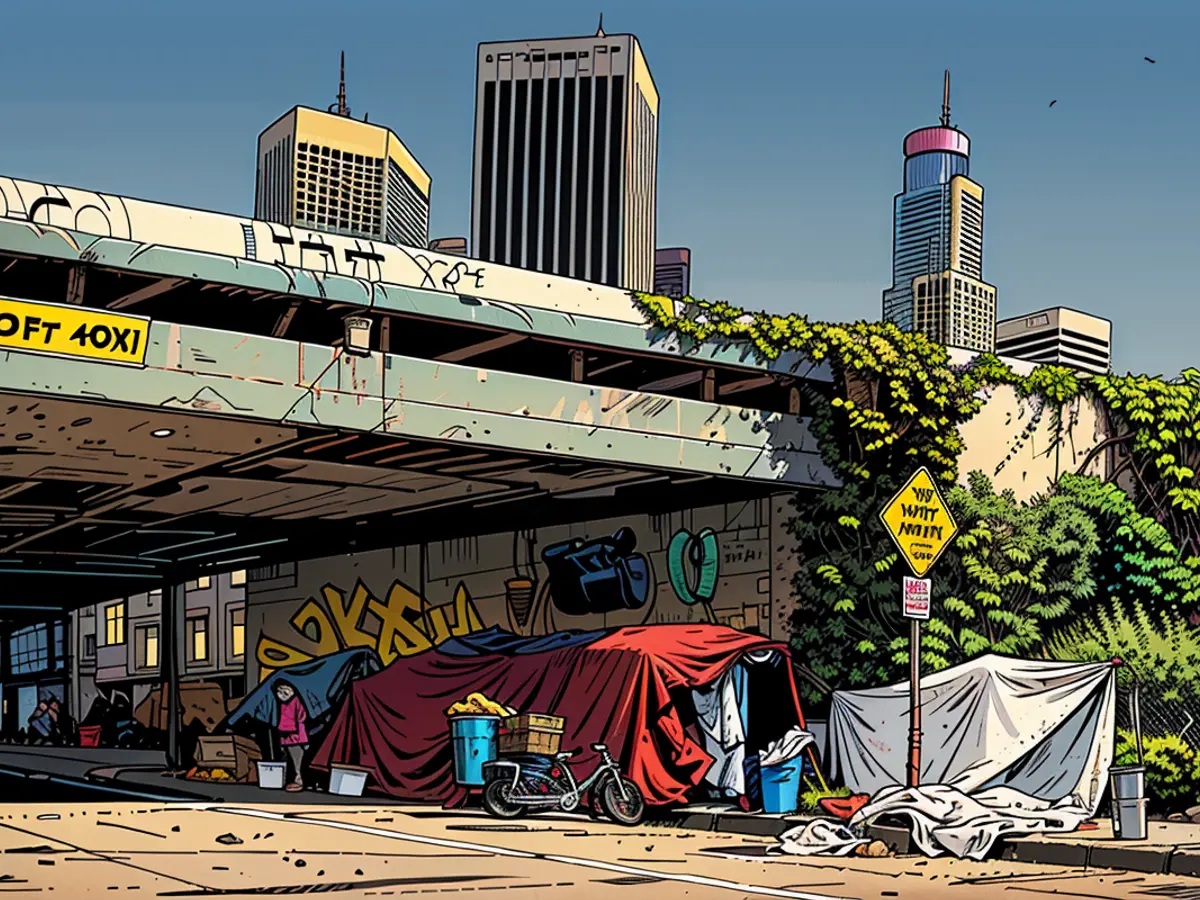 Un senzatetto sta accanto a uno accampamento a Skid Row nel centro di Los Angeles il venerdì