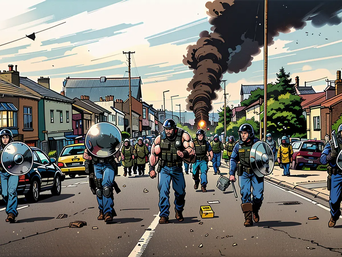 Policía antidisturbios armada con escudos y porras intenta restaurar el orden en Southport, Inglaterra el 30 de julio de 2024.