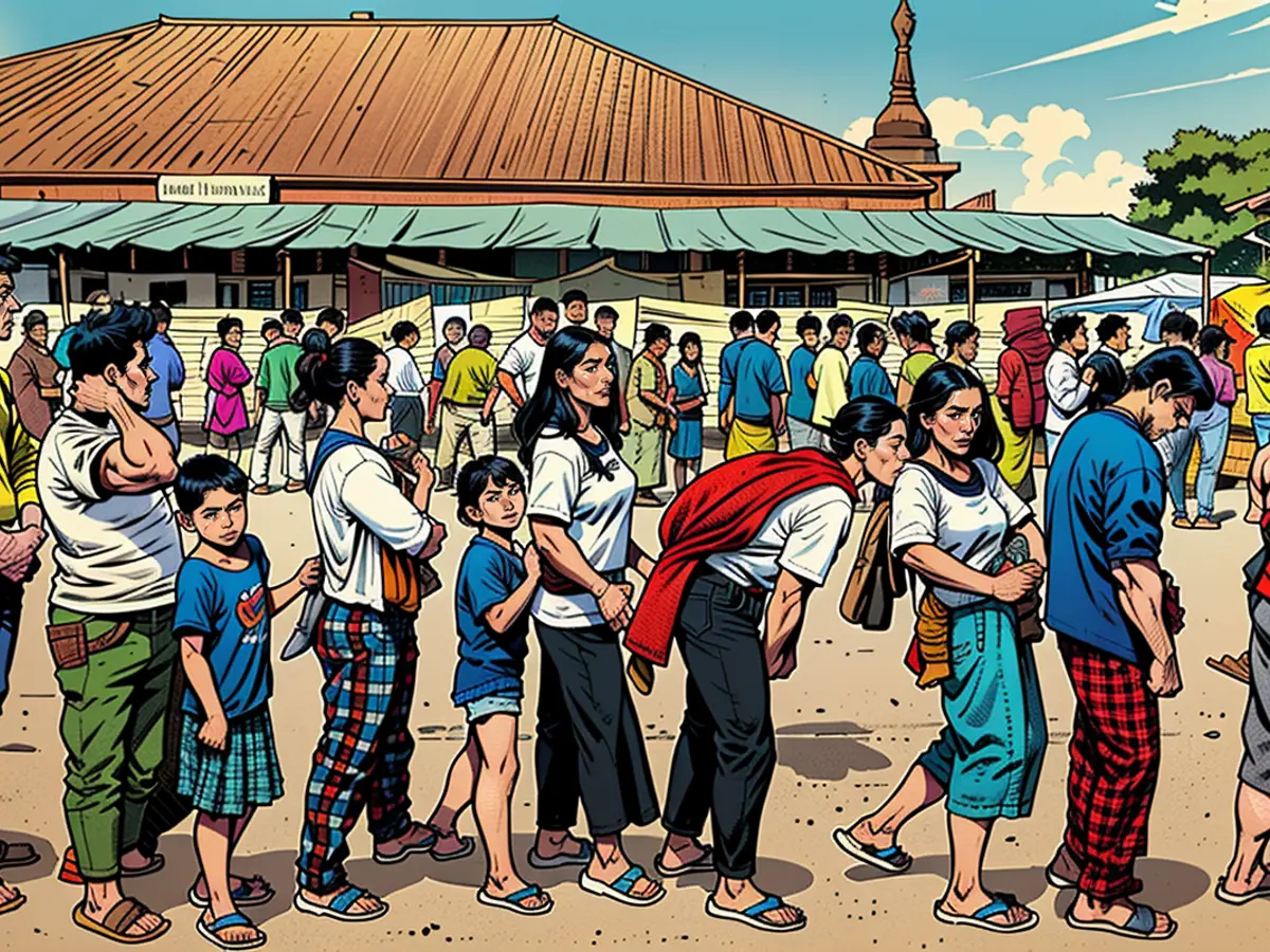 Pessoas fazem fila para pegar comida em um mosteiro convertido em abrigo temporário para pessoas deslocadas internamente em Lashio, estado de Shan, em 15 de novembro de 2023.