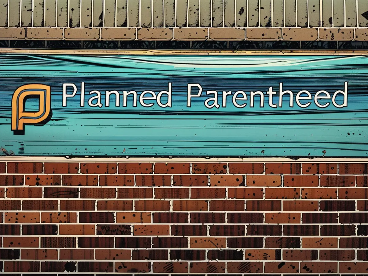 Un cartello di Planned Parenthood è esposto fuori dalla clinica, giovedì 18 luglio 2024, ad Ames, Iowa.