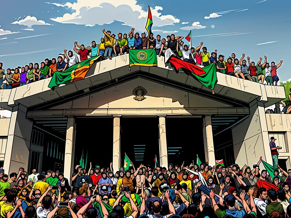 Manifestantes anti-governamentais exibem a bandeira nacional do Bangladesh enquanto invadem o palácio de Hasina em Daca.