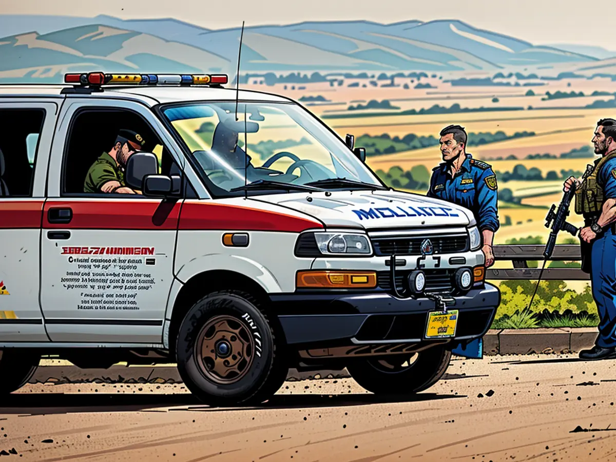 Dois oficiais de segurança israelenses e pessoal militar monitoram os arredores do posto de controle da fronteira.