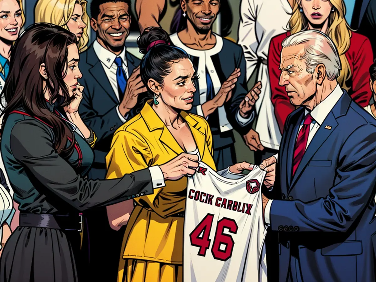 Basketballer Bree Hall und Te-Hina Paopao der University of South Carolina überreichen Präsident Joe Biden ein No. 46 Jersey der Gamecocks