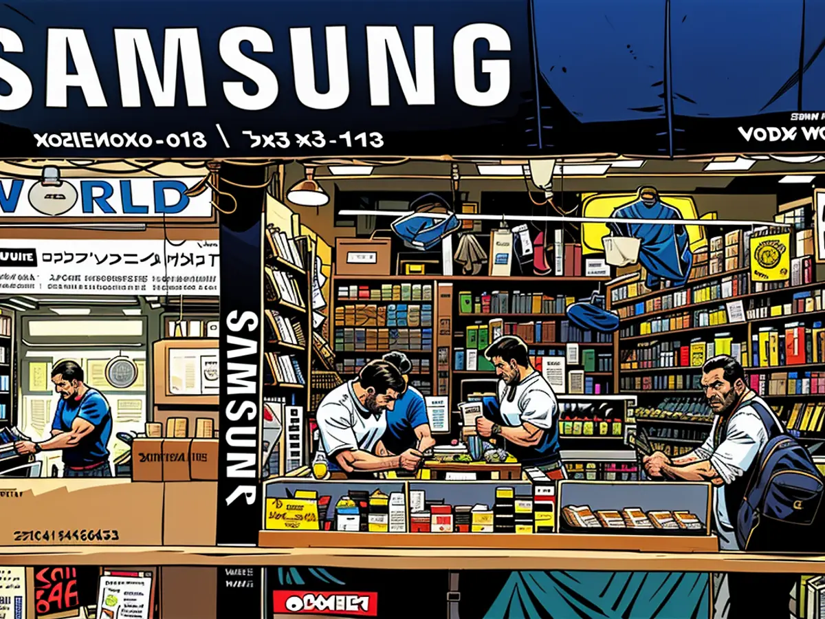 Compradores navegaron y compraron smartphones y dispositivos Samsung en una tienda minorista en Mumbai, India, el 6 de marzo de 2023.