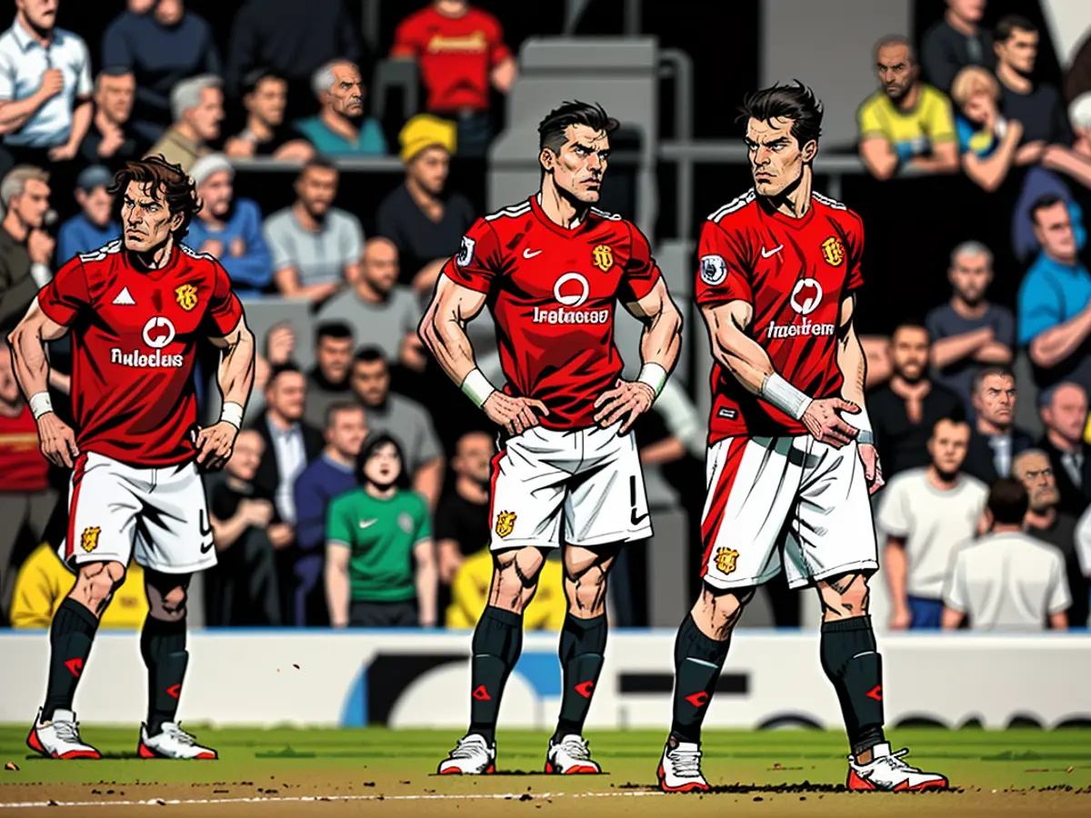 Jogadores do Manchester United observam enquanto o Liverpool assegura uma vitória por 3-0.