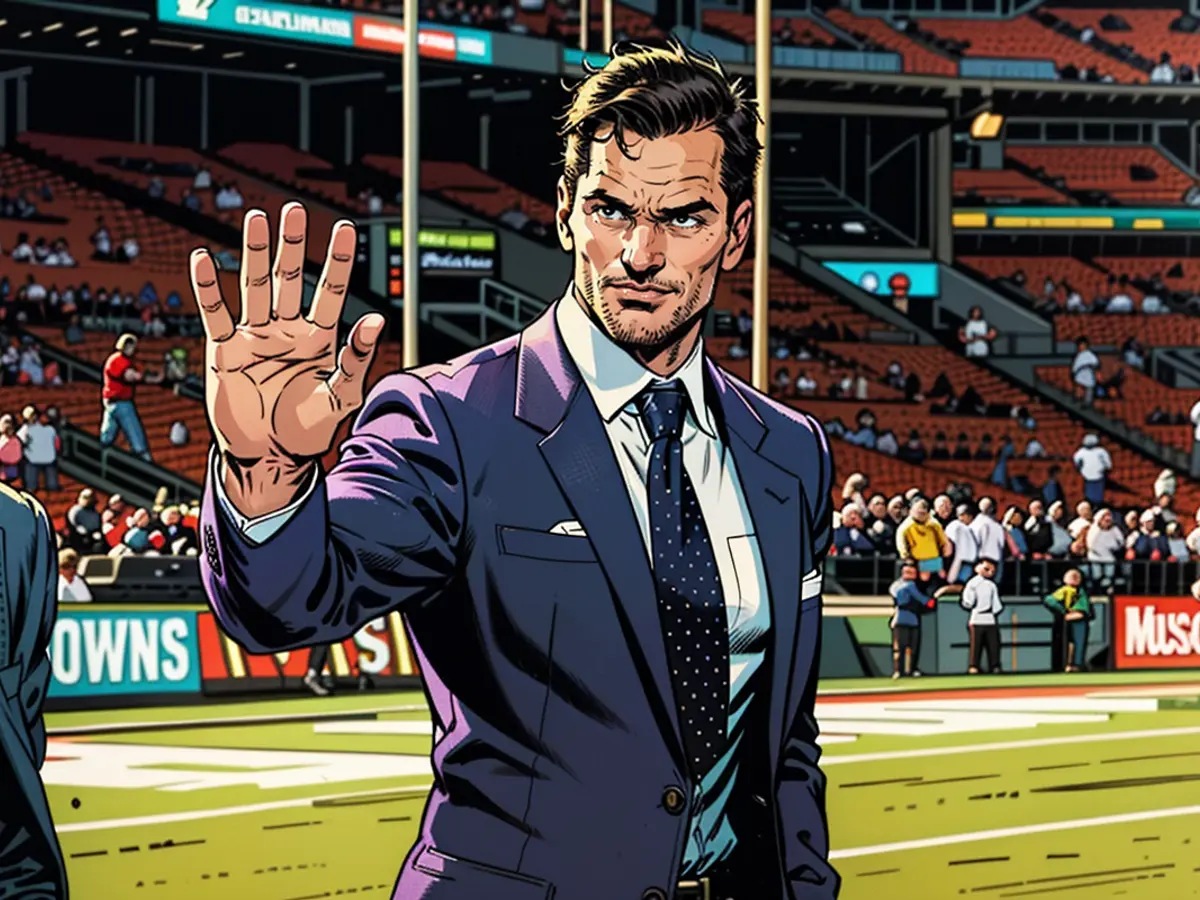 8 settembre 2024; Cleveland, Ohio, Stati Uniti; il commentatore di Fox Sports Tom Brady interagisce con gli spettatori prima dell'incontro tra i Cleveland Browns e i Dallas Cowboys al Huntington Bank Field. Crediti: Obbligatorio Credit: Ken Blaze-Imagn Images