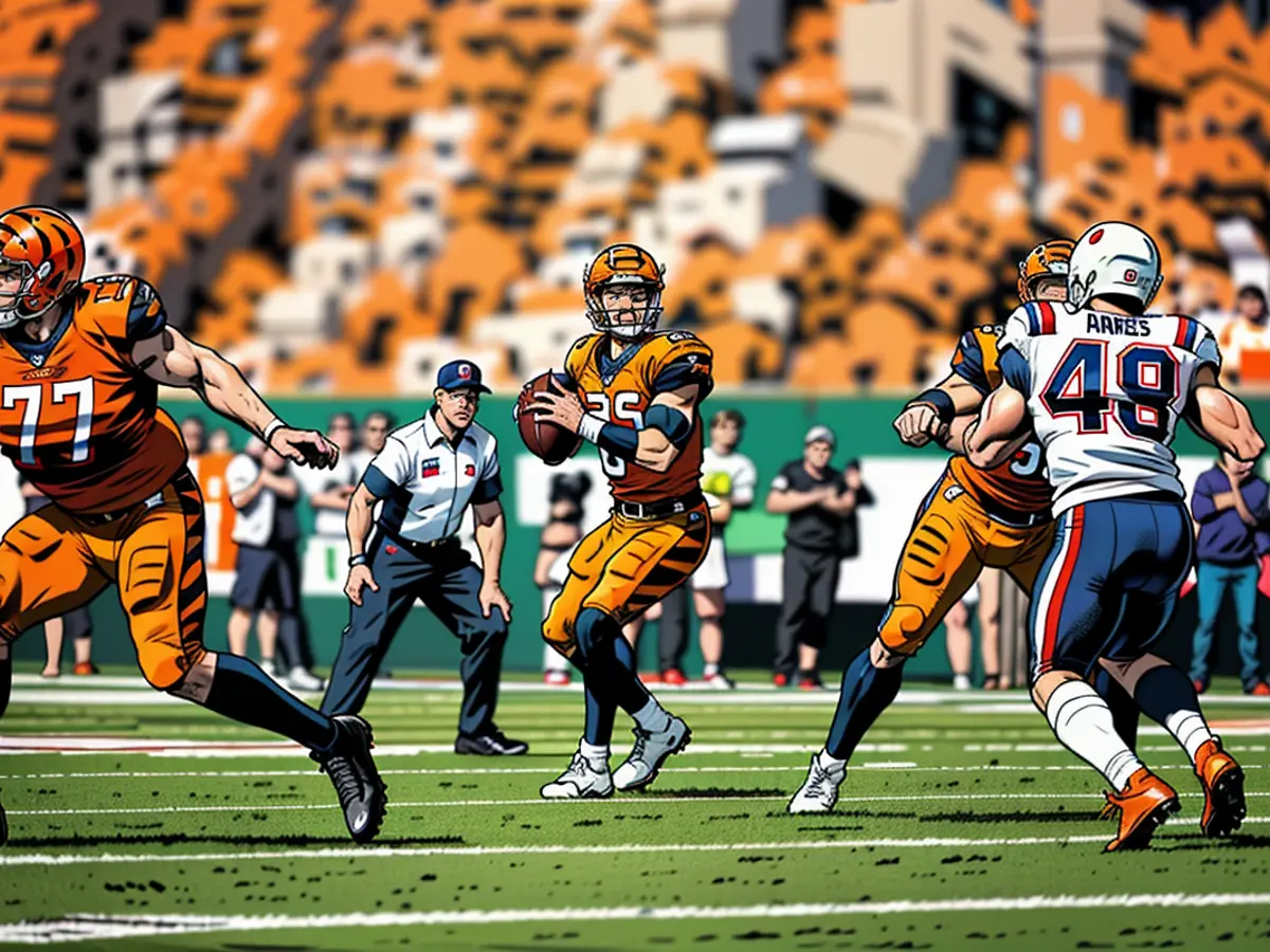 CINCINNATI, OH, 8 SETTEMBRE: Joe Burrow, quartiereback dei Cincinnati Bengals, cerca un ricevitore a cui passare durante il loro scontro contro i New England Patriots che si svolge al Paycor Stadium di Cincinnati, OH, l'8 settembre 2024.